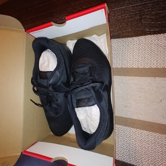 NIB Nike Tanjun black on black - Picture 4 of 5